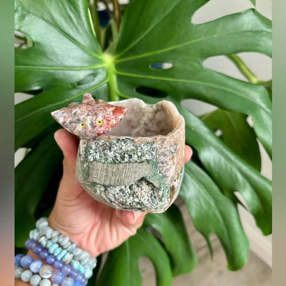 Stingray Carving on Pink Amethyst - Picture 4 of 7